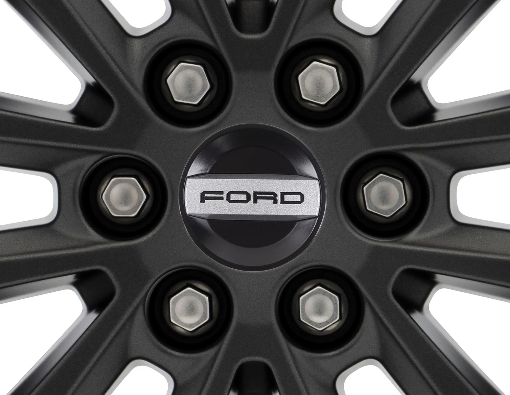 Embellecedor de rueda en color negro, con inscripción Ford.