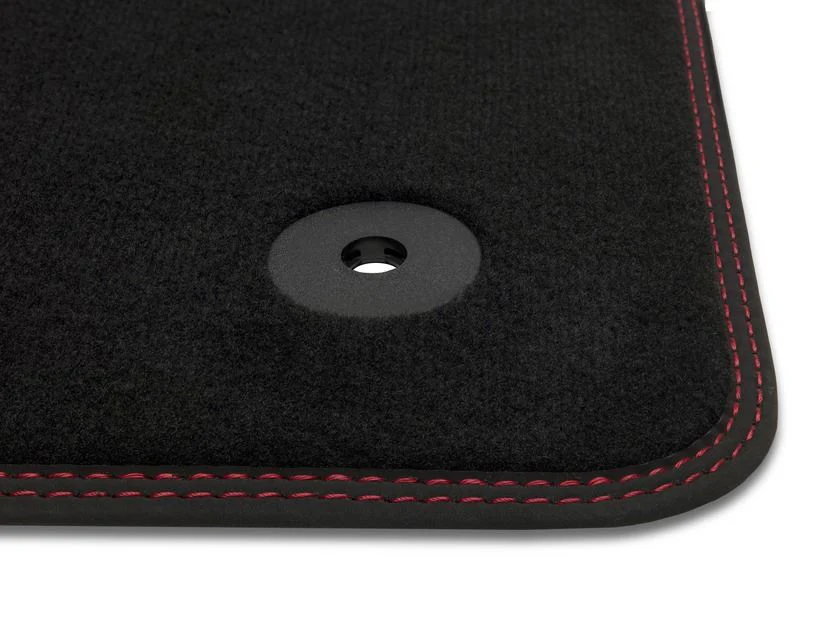 Focus Alfombrillas de terciopelo premium delanteras, en color negro con costura en color rojo. - Image 11