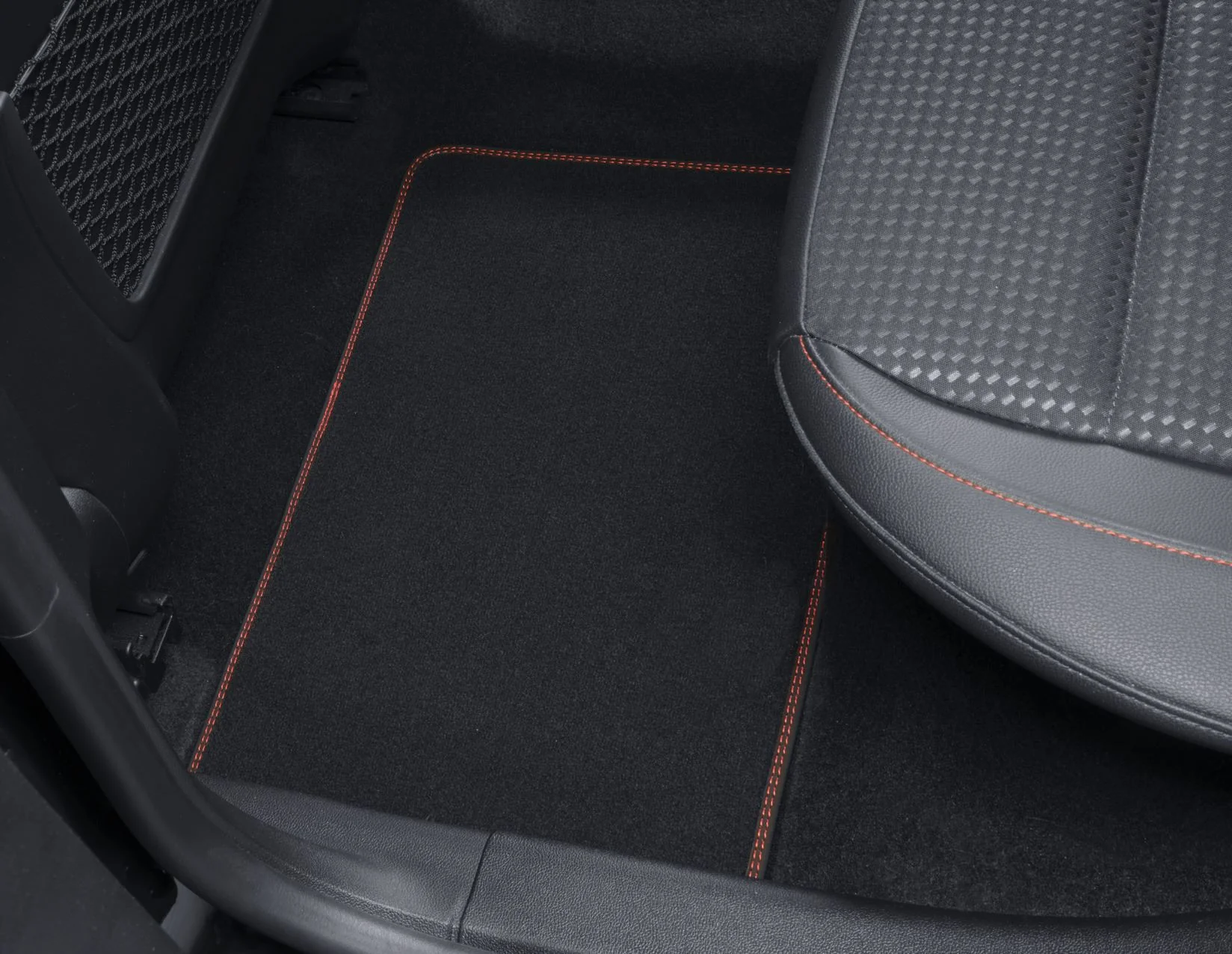 Focus Alfombrillas de terciopelo premium traseras, en color negro con costura en color rojo.