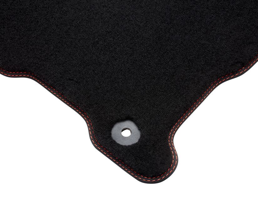 Kuga Alfombrillas de terciopelo premium delanteras y traseras, negras con doble costura en rojo. - Image 7
