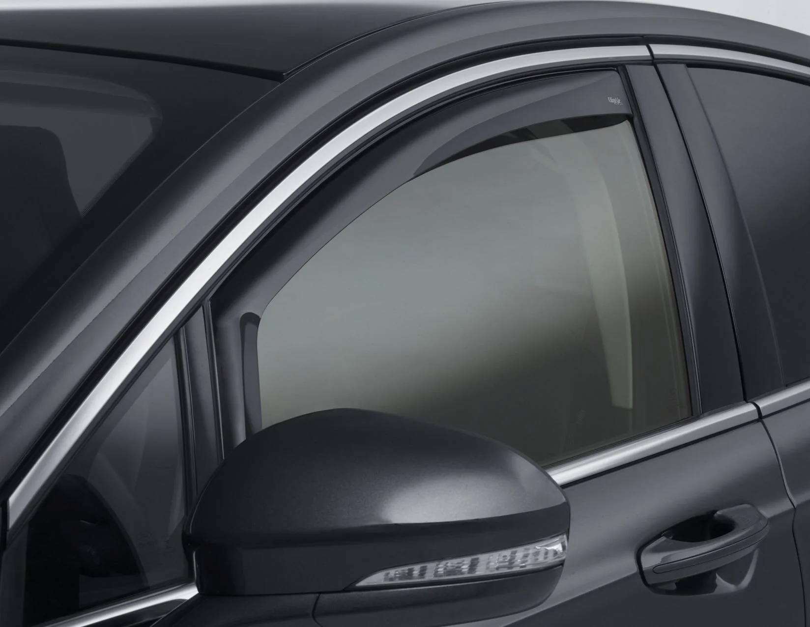 Mondeo ClimAir®* Deflector de aire para ventanillas delanteras, en color negro.