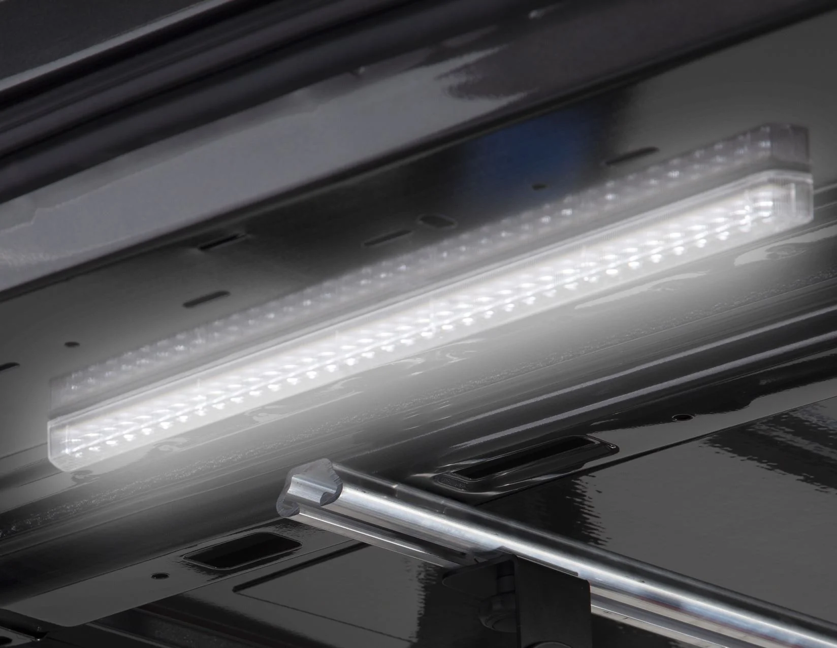 Navco* Luz LED interior para el techo del área de carga.