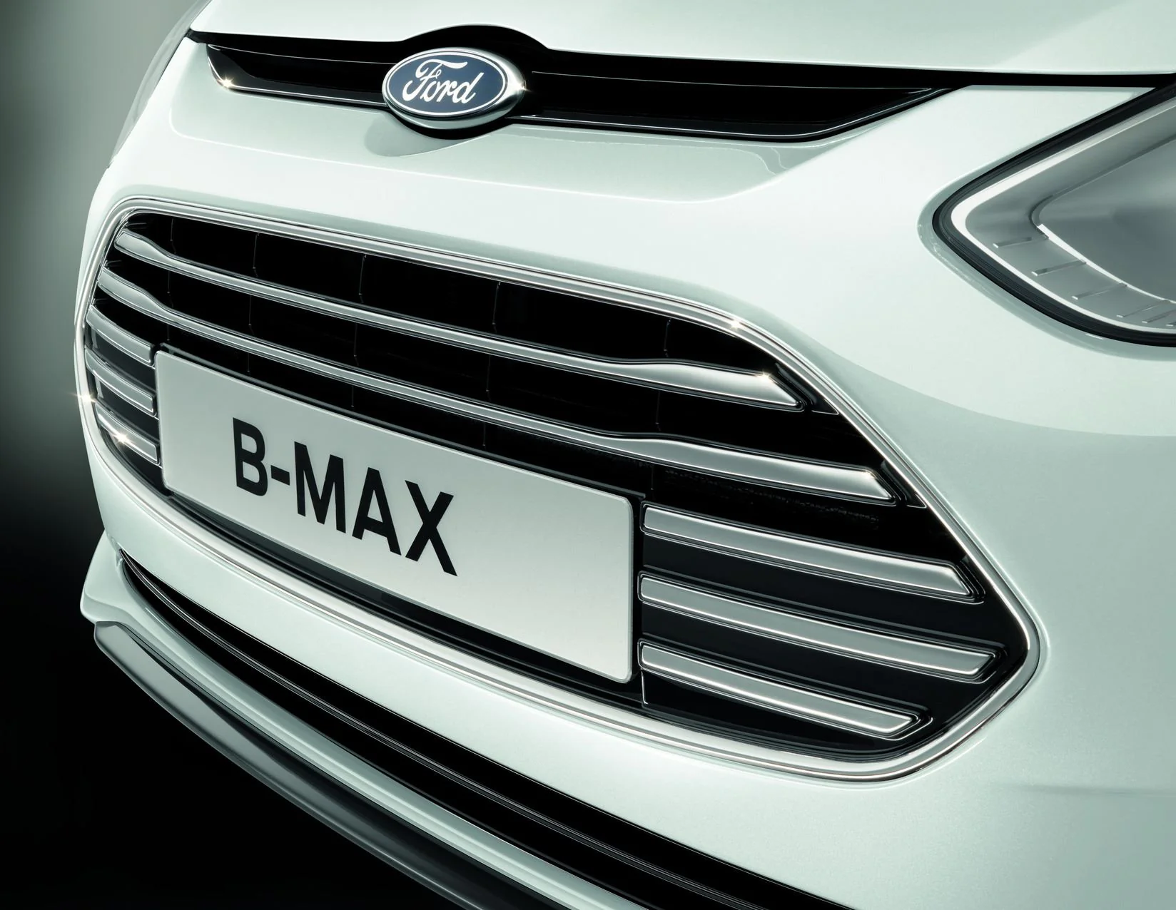 Original Ford B-MAX Protector de bajos del paragolpes delantero en color negro.
