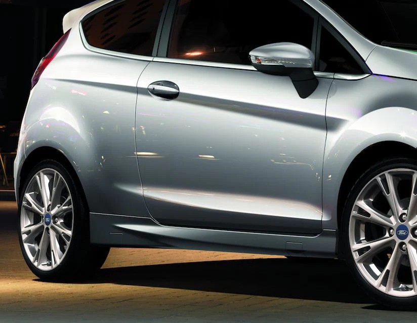 Original Ford Fiesta 11/2012-06/2017 Faldón lateral para lado derecho. - Image 2