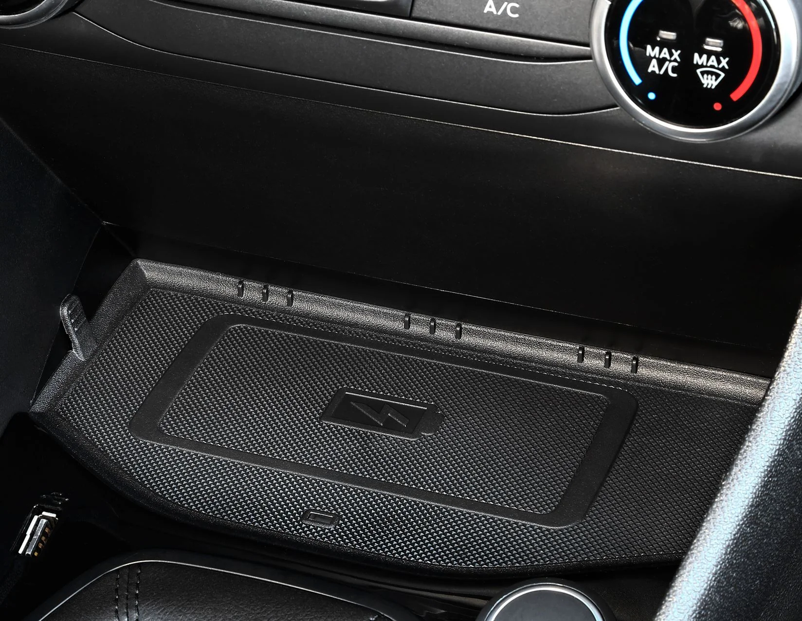 Ford Fiesta®/Fiesta Van® ACV Kit de carga inalámbrica Qi solución integrada específica para vehículos.