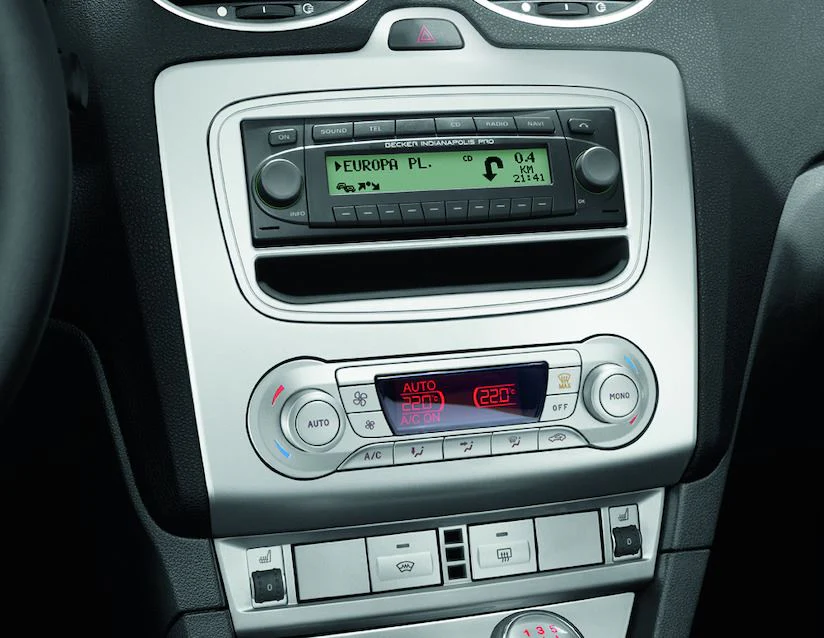 Original Ford Focus 01/2008-12/2010 Embellecedor para radios DIN en color plata. - Image 2