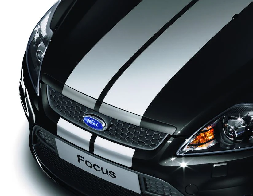 Original Ford Focus 01/2008-12/2010 Kit de bandas GT para capó,en color plata. - Image 2