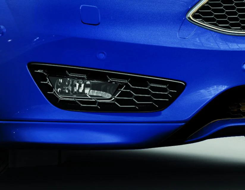 Original Ford Focus Alojamientos preformados para faros antiniebla para lado derecho. - Image 2
