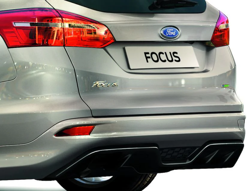 Original Ford Focus Faldón paragolpes trasero con inserción para difusor en color negro brillante. - Image 2