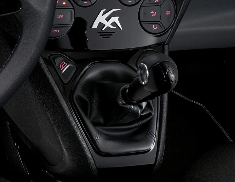 Original Ford Ka Funda de palanca de cambios de vinilo en color negro. - Image 2