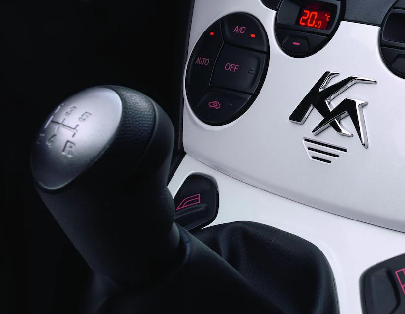 Original Ford Ka Pomo de la palanca de cambios diseño aluminio con inserción de cuero negro. - Image 2