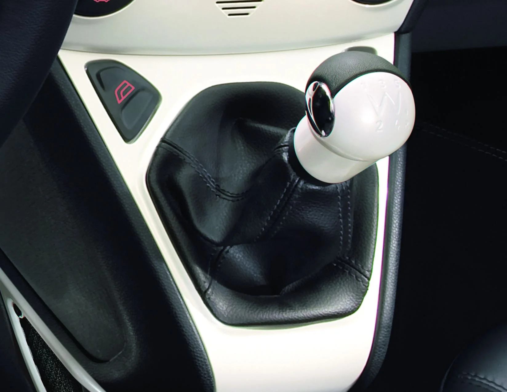 Original Ford Ka Pomo de la palanca de cambios en color blanco Perla con inserción en cuero negro.