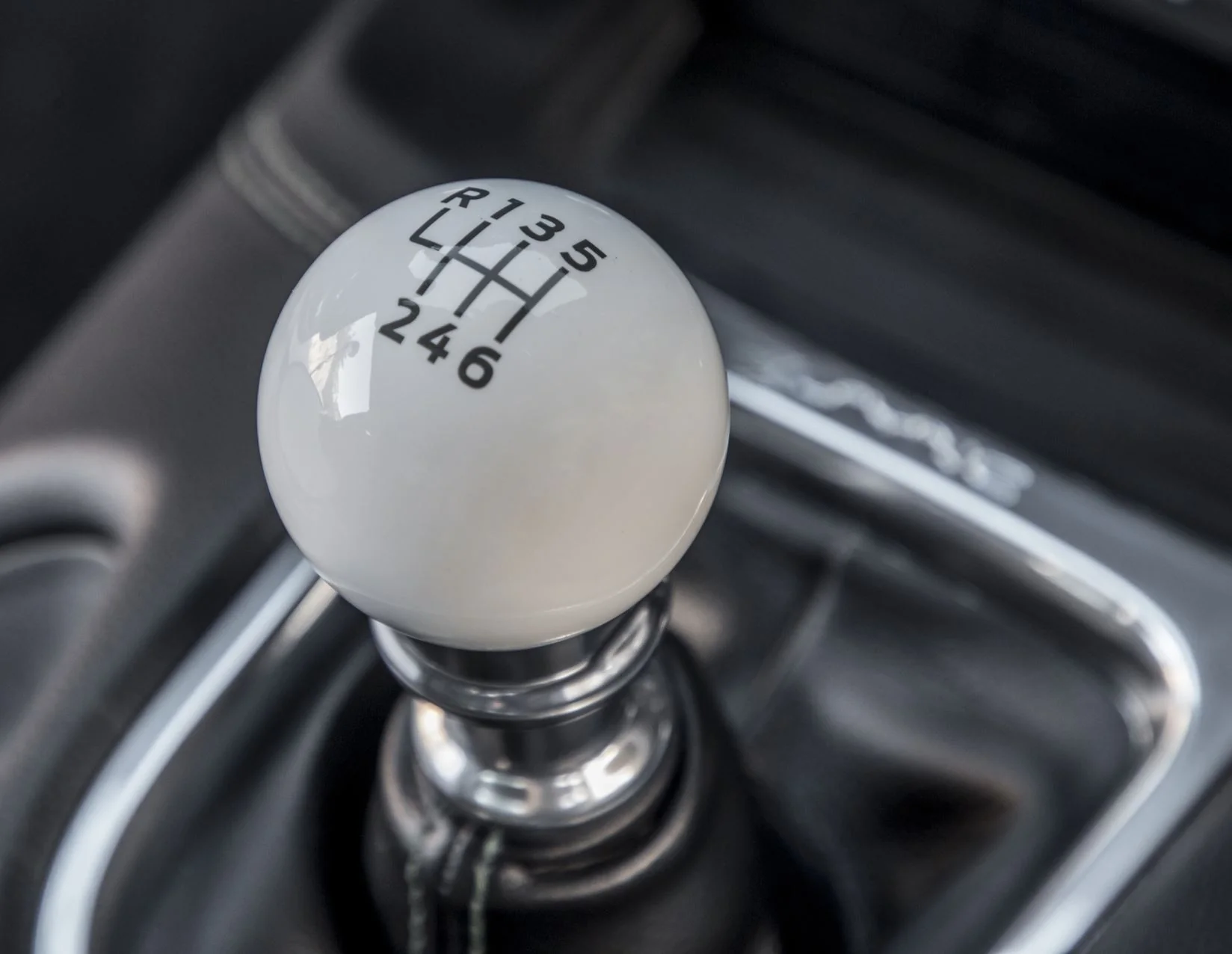 Pomo de palanca de cambios Performance "Bullitt" Mustang 2015-2023 cambio manual de 6 velocidades, blanco - Image 2