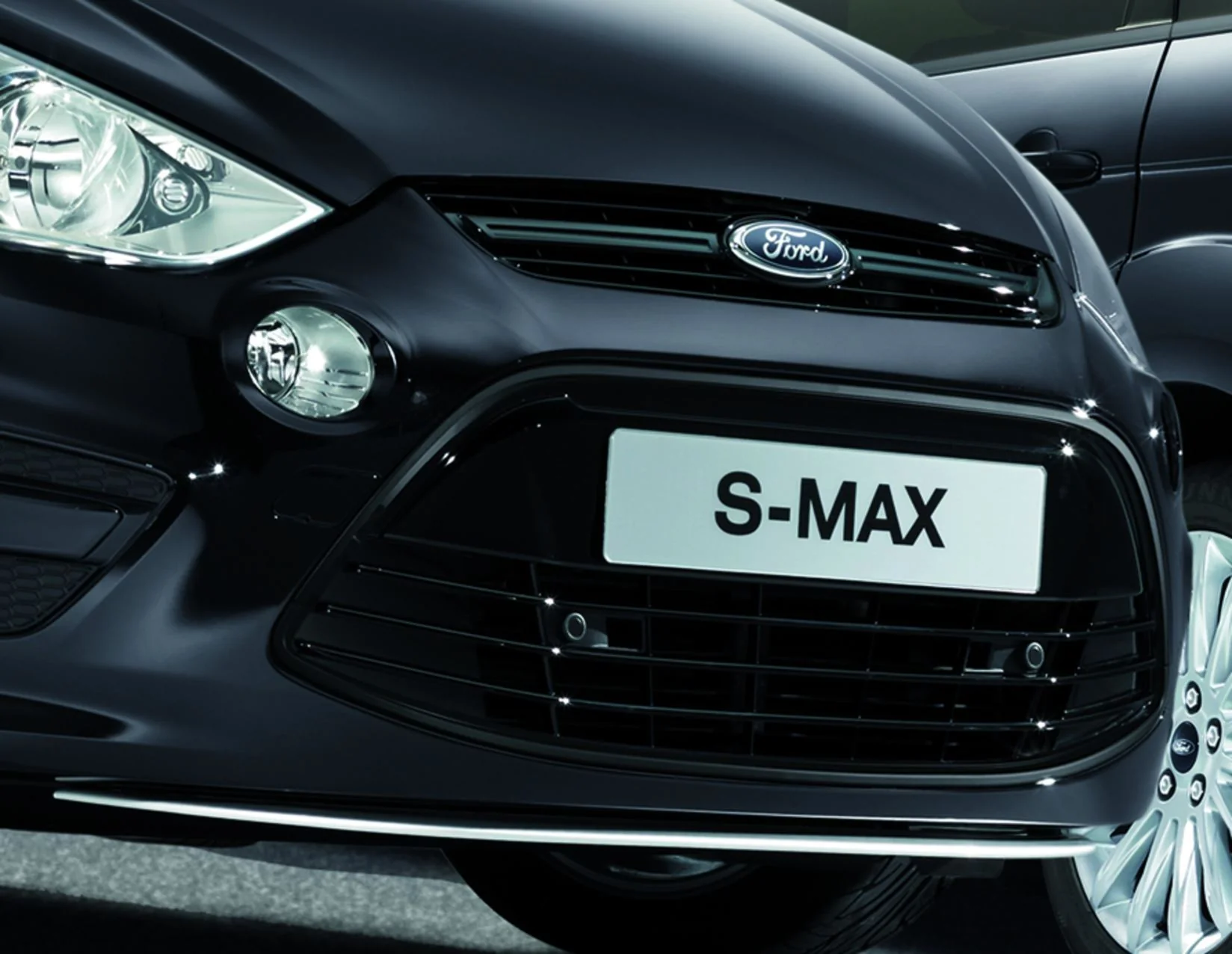 Original Ford S-MAX Protector de bajos del paragolpes delantero en color plata.