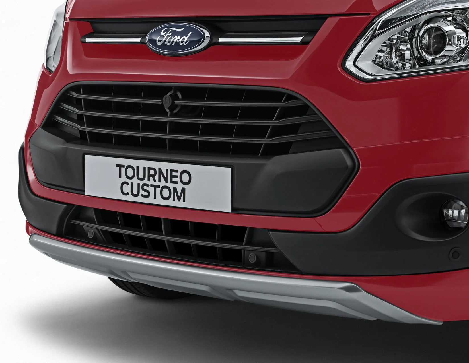Original Ford Transit/Tourneo Custom Protector de bajos del paragolpes delantero en color plata.
