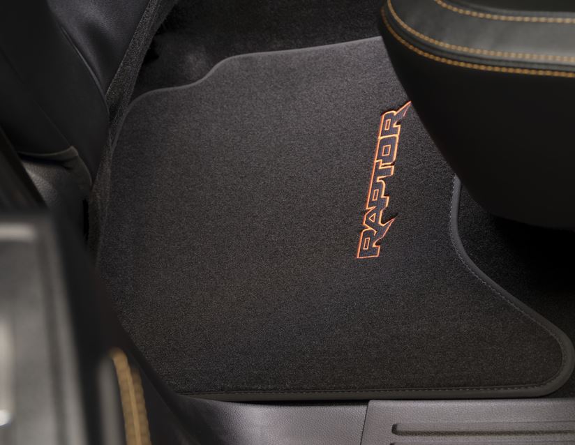 Kit de alfombrillas de moqueta delanteras y traseras Ranger Raptor 2022+ negras con logo rojo - Image 14