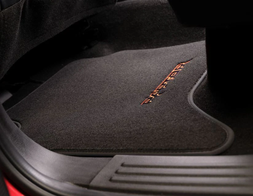 Kit de alfombrillas de moqueta delanteras y traseras Ranger Raptor 2022+ negras con logo rojo - Image 16