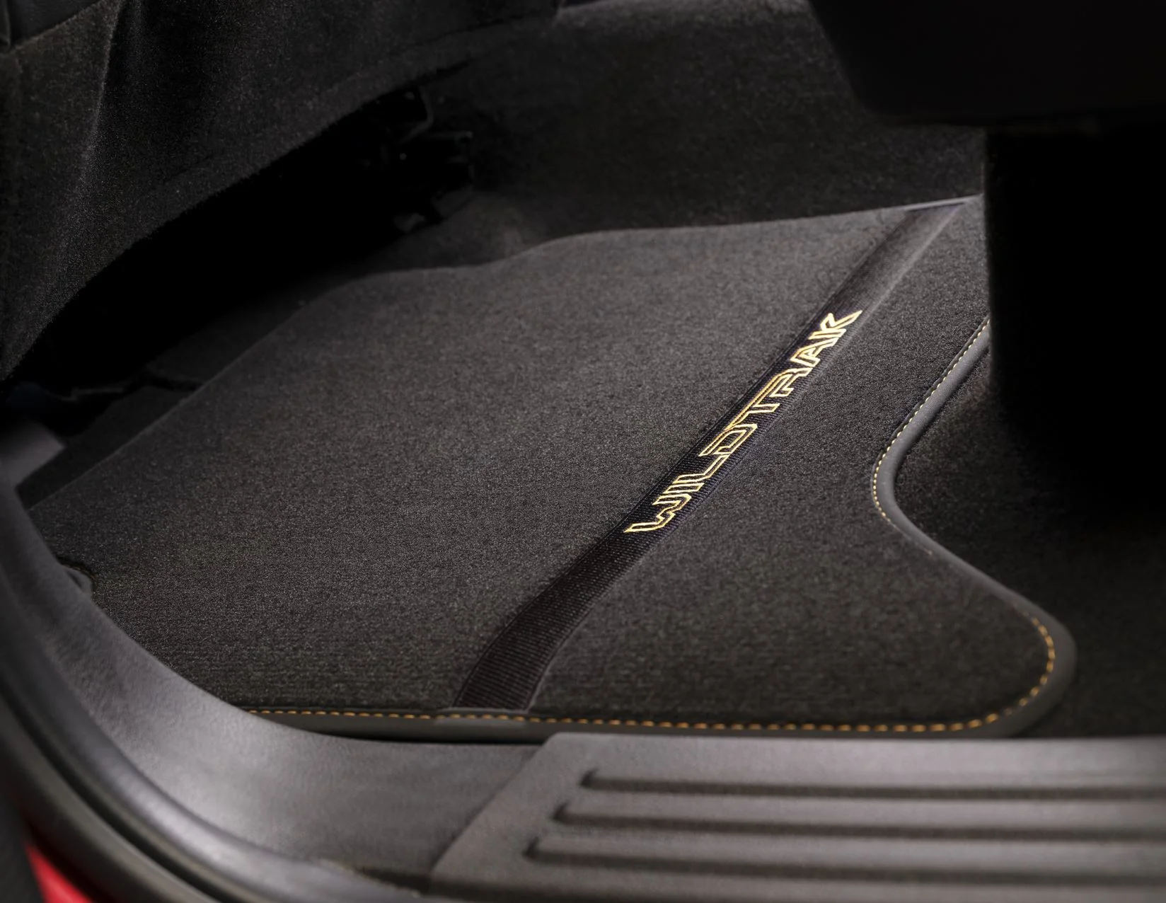 Kit de alfombrillas de moqueta delanteras y traseras Ranger Wildtrak automática 2022+ negro con logo amarillo - Image 3