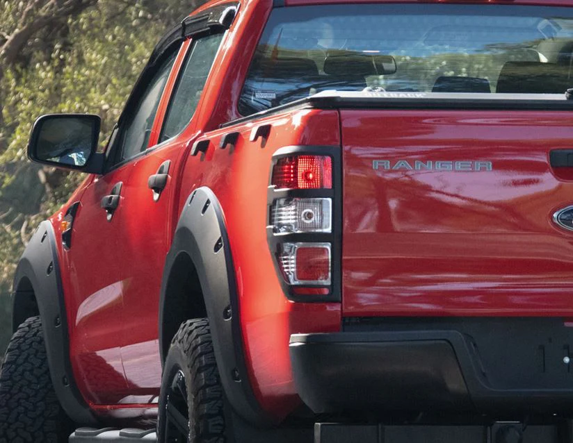 Ranger Pickup Attitude* Juego de cubiertas para faros traseros con contorno en color negro mate. - Image 2