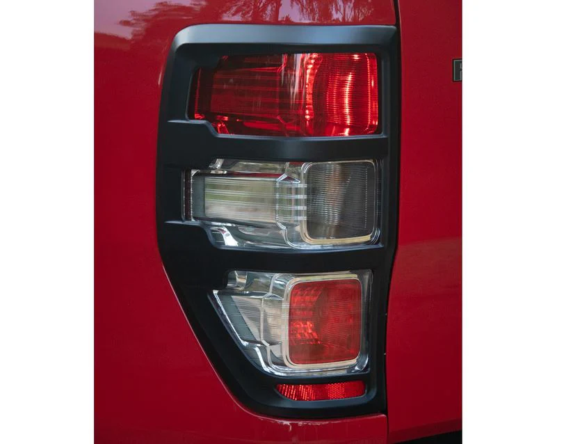 Ranger Pickup Attitude* Juego de cubiertas para faros traseros con contorno en color negro mate. - Image 4