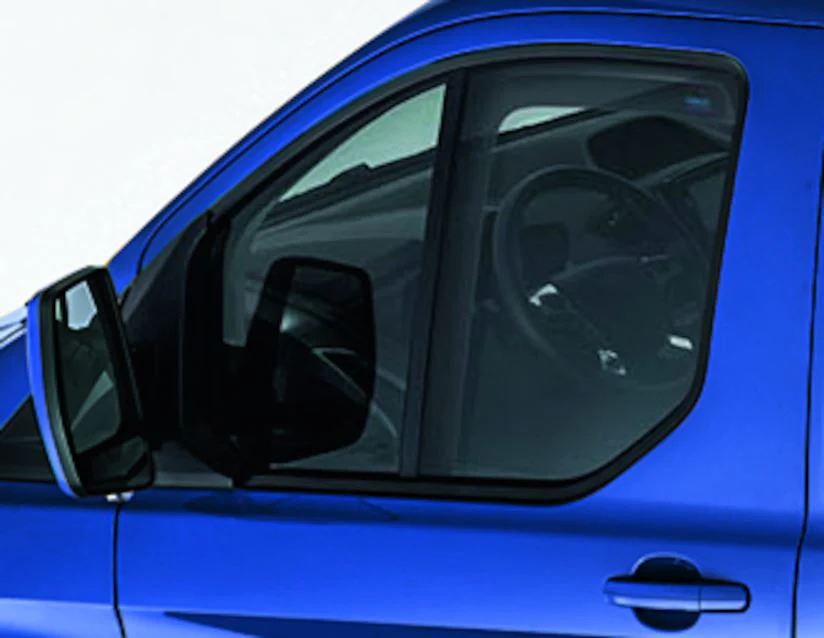 Transit Custom & Tourneo Custom ClimAir®* Deflector de aire para ventanillas delanteras, en color negro. - Image 2