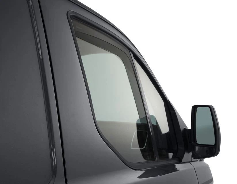 Transit Custom & Tourneo Custom ClimAir®* Deflector de aire para ventanillas delanteras, en color negro. - Image 6